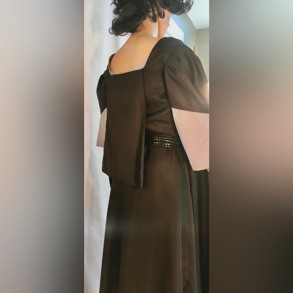 Game of Thrones-subshirt & black over-dress with exaggerated long, split sleeves - Picture 4 of 12